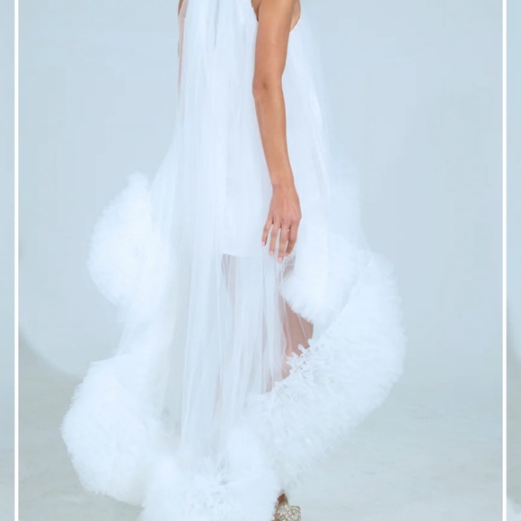 Elegant White Sleeveless Dress - Picture 6 of 7